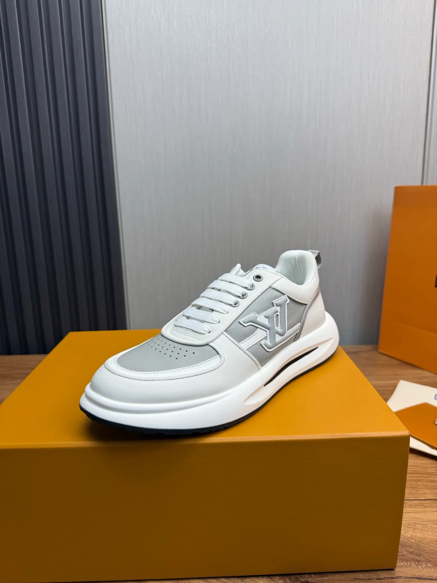 Men's shoes 💰820💰 Lv. Top purchasing agent 🇮🇹 Louis Vuitton, sports shoes counter synchronization, uppers imported from Italy, high-quality splicing and complex handicrafts, imported mesh pads are soft and comfortable, soles: original factory special soles, TPU exclusive movable molded soles super comfortable, original factory single goods, 🔍🔍high quality, you can enter and exit the counter at will, welcome to compare, code number 38-44 (Customized 38.45)